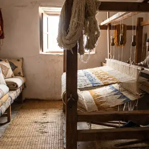 فن "الدرازة" في آسفي: رحلة من الصوف الطبيعي إلى أغطية السرير التقليدية الفاخرة (مع تعاونية منوال)