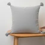 وسائد "الأصالة المنسوجة" – دفء الدرازة المغربية بلمسة عصرية