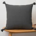 وسائد "الأصالة المنسوجة" – دفء الدرازة المغربية بلمسة عصرية